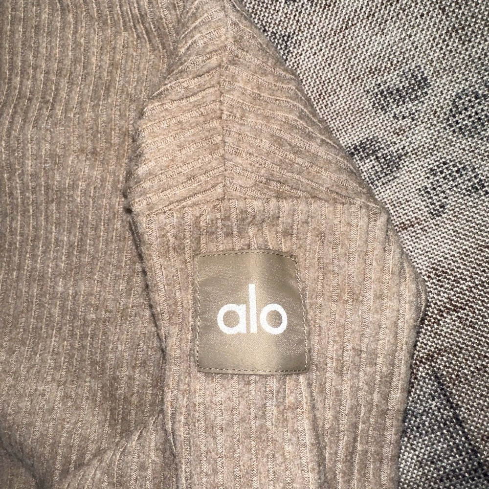 ALO Yoga Cropped Muse Hoodie - Picture 4 of 5
